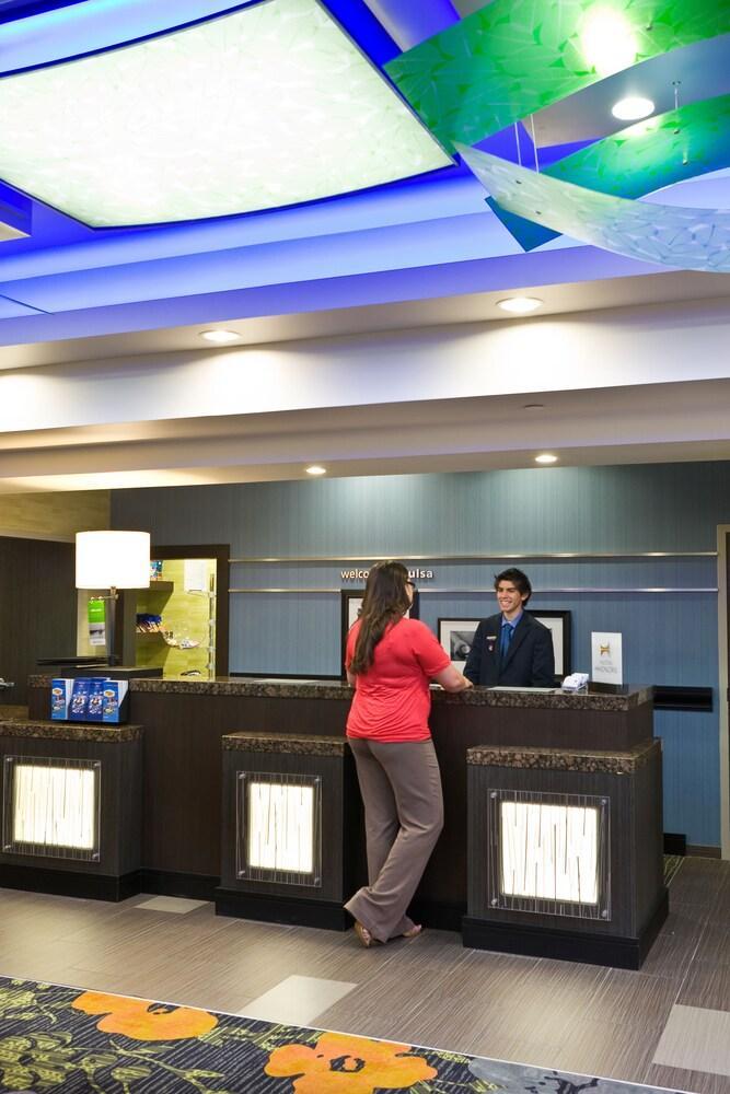 Hampton Inn And Suites Tulsa Central Ngoại thất bức ảnh